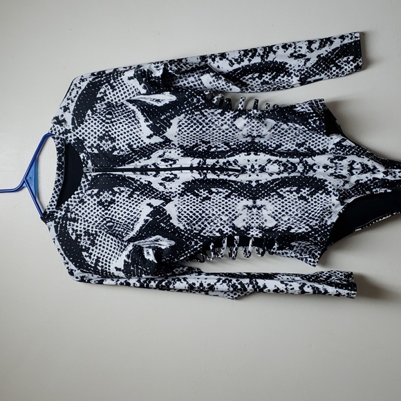 Women's Long Sleeve Snake Print Zipper Cut-Out Rash Guard Swimsuit. - Picture 5 of 11
